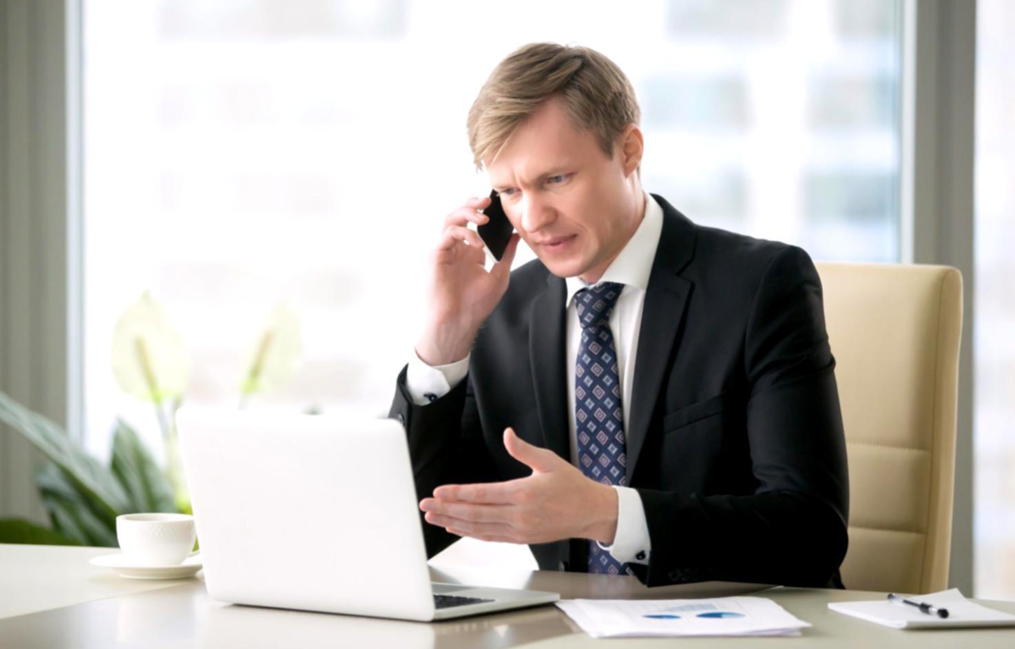 Espace de travail moderne avec outils de gestion financière pour entrepreneurs web